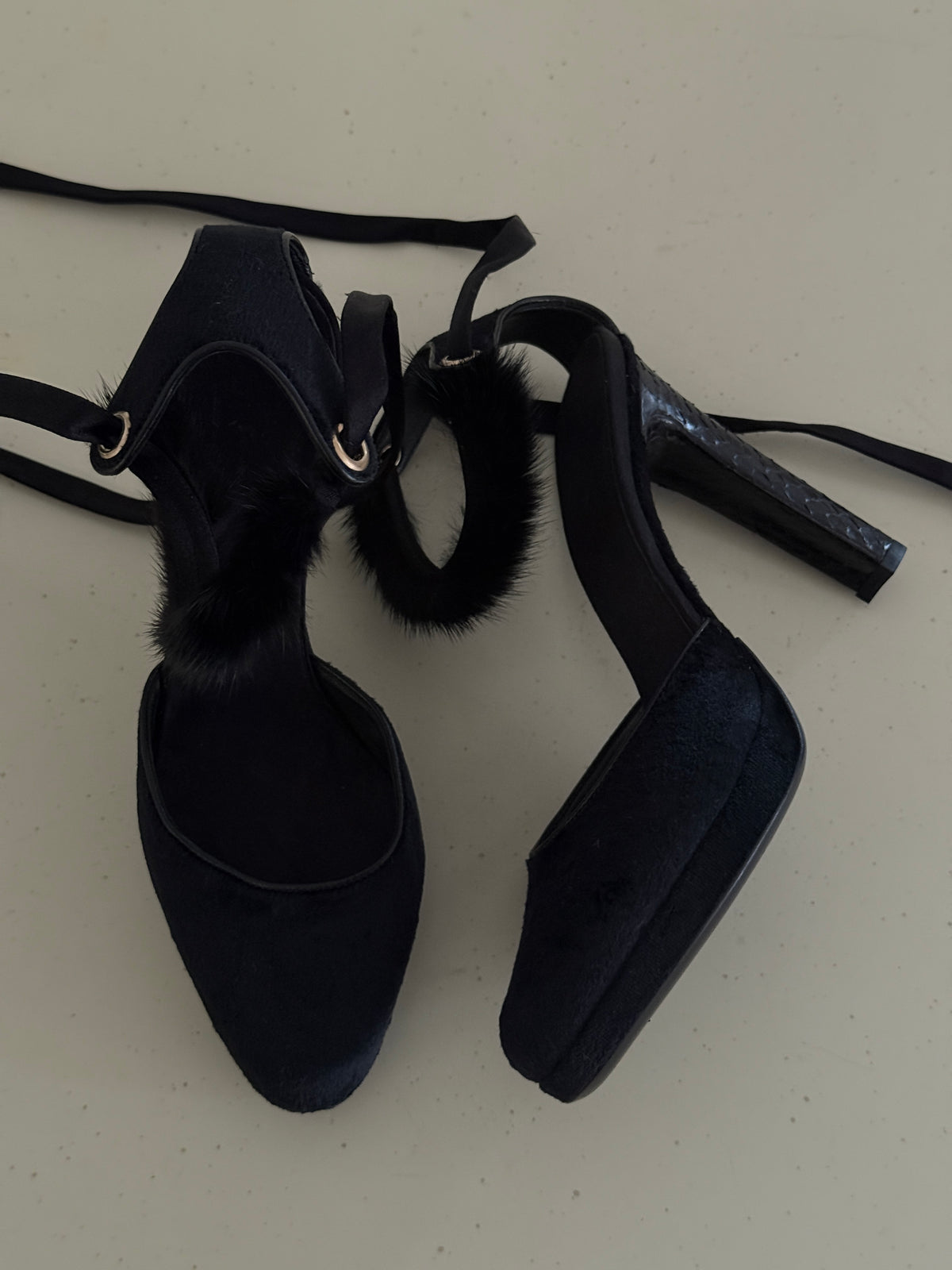 Gucci Velvet Heels (36)