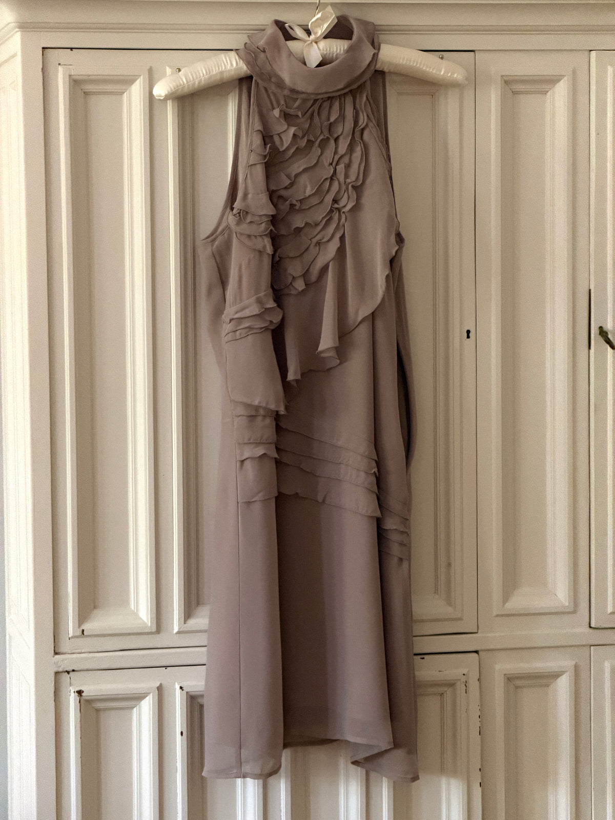 Vintage Ruffle Dress (s)