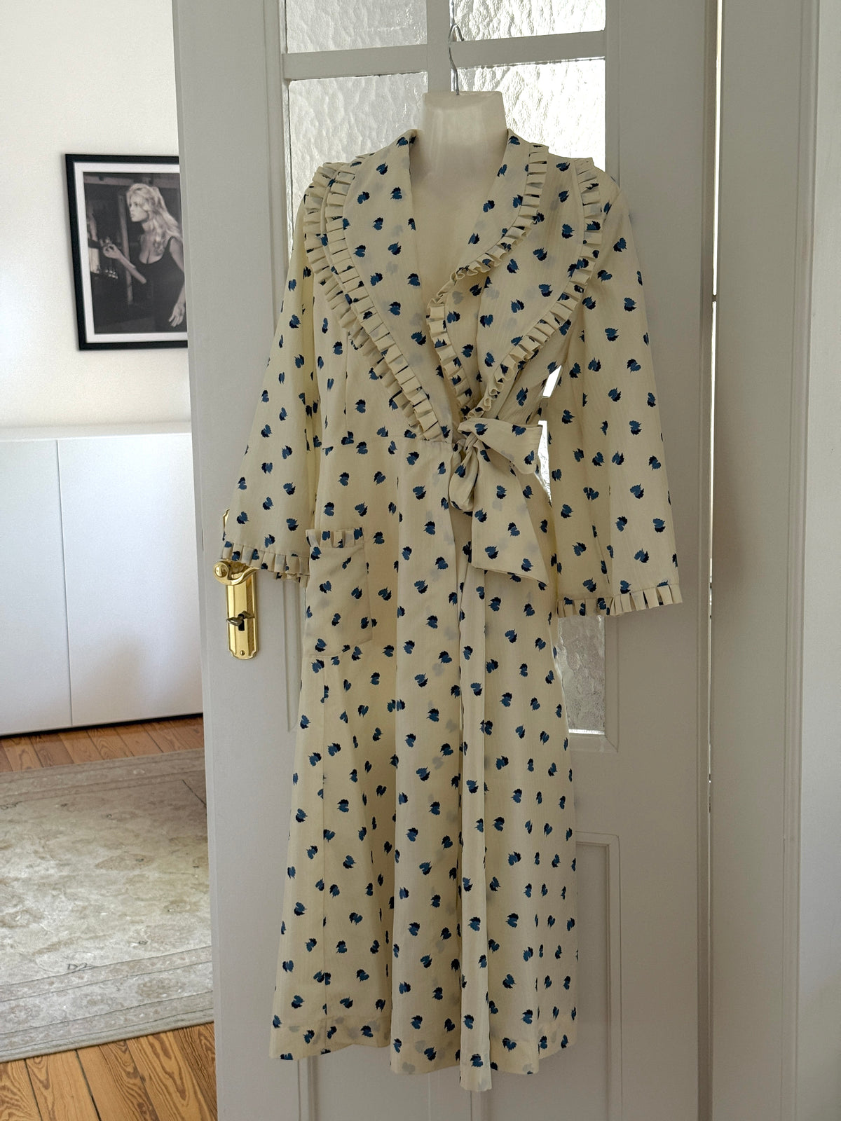 Vintage Ruffle Robe (m)